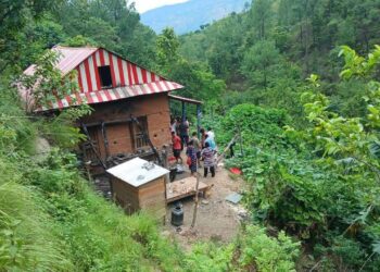सिन्धुलीको गोलन्जोर बाट एकै परिवारका १६ जना गाउँबाट सम्पर्क बिहिन