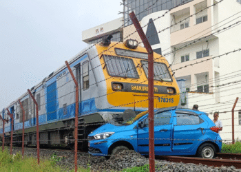 जनकपुरमा लिकमा फसेको कारलाई रेलले दियो ठक्कर